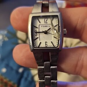 Fossil Silver Brushed Tone Watch.  Glass Has A Craçk Can Be Replaced. Works Fine